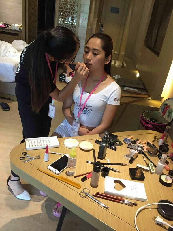 学生为参赛选手化妆