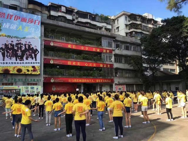 学生操场练习