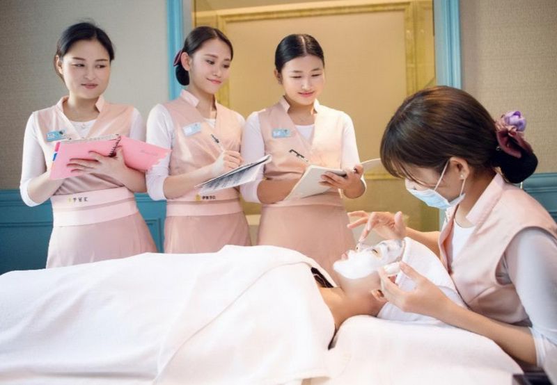 特训期内,各位院校老师汲取伊丽汇核心手法技术,带回校园并让学生在校期间就开始学习伊式手法