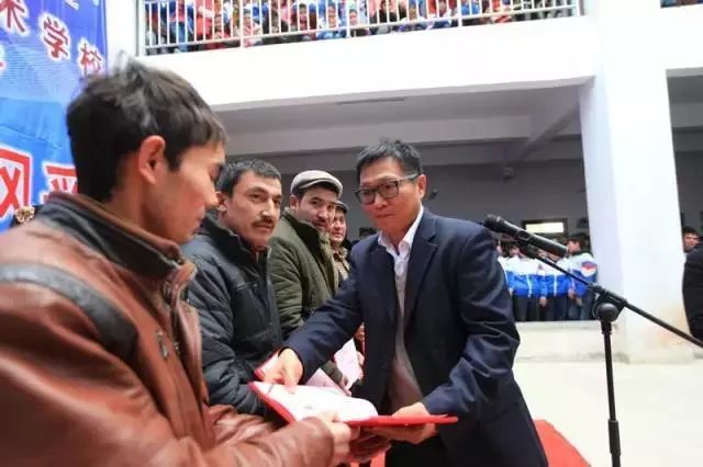 伽师职校校园技能大赛上胡大强为专业教师们颁发聘书